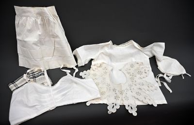 une robe blanche et un chapeau blanc sur fond noir