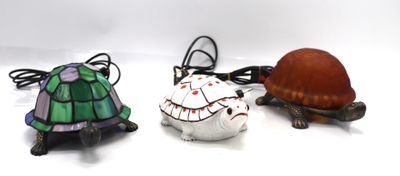 3 lampes veilleuses figurant des tortues : - Une tortue en m…