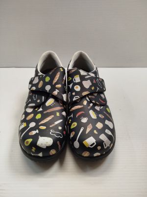 des chaussures noires et blanches ornées d'un motif représentant des aliments et des ustensiles de cuisine