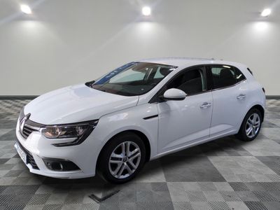 Une voiture blanche est garée sur un sol en carrelage à damier.