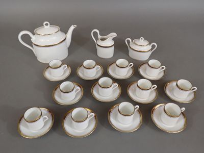 plusieurs tasses et soucoupes et une théière sur la table