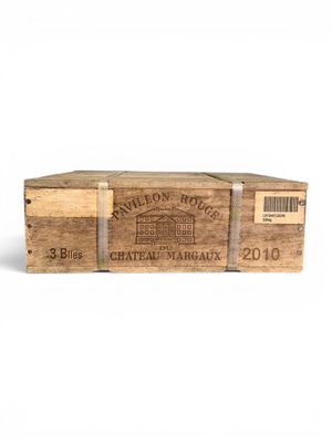 un gros plan d'un coffret à vin en bois sur fond blanc