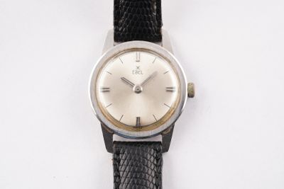 gros plan d'une montre-bracelet sur une surface blanche