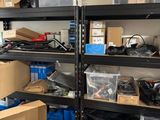 beaucoup de boîtes et de cartons sur les étagères de la pièce