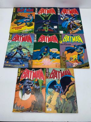 Les bandes dessinées Batman sont alignées sur une table