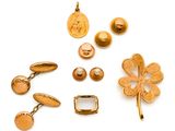 des bijoux plaqués or, notamment une broche en forme de trèfle à quatre feuilles, une paire de boucles d'oreilles et une paire de boutons de manchette
