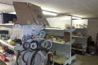 une pièce avec beaucoup d'objets sur les étagères