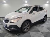 la voiture blanche est garée dans la pièce au sol en damier