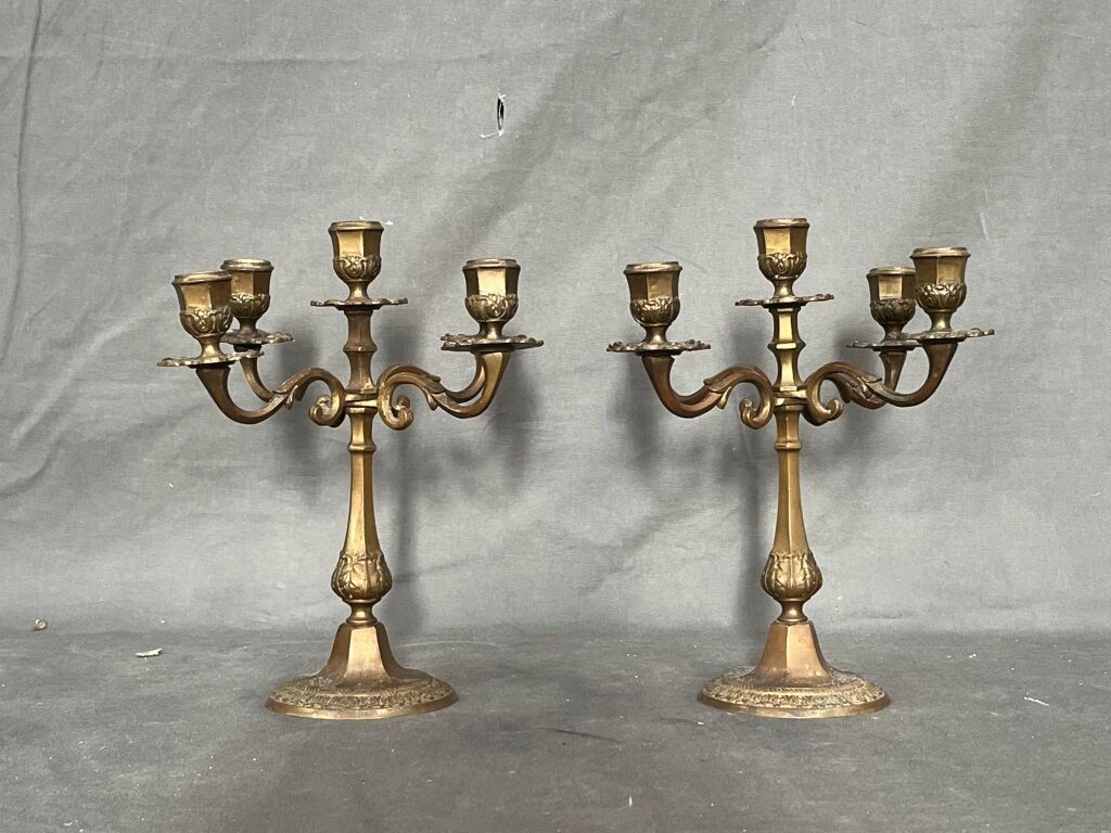 Paire de candélabres en bronze à 4 bras de lumière à décor c…