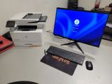 un bureau d'informatique équipé d'un écran, d'un clavier, d'une souris et d'une imprimante