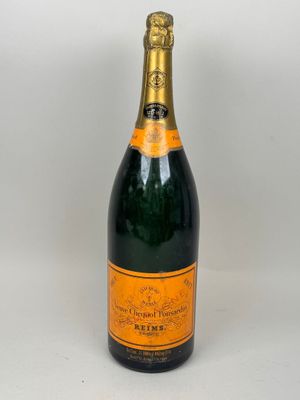 une bouteille de champagne sur fond blanc