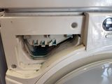 une machine à laver dont la porte s'ouvre sur le côté