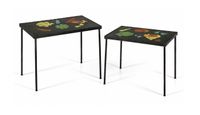 217 Une table gigogne à deux éléments, piètement en fer et p…
