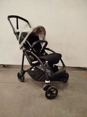 une poussette avec un bébé à l'intérieur, dans un garage
