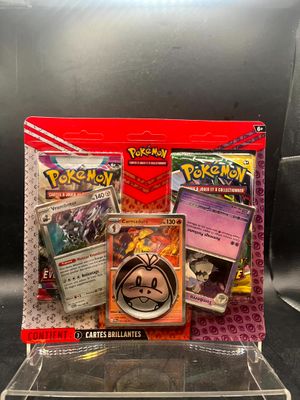 gros plan d'une boîte de cartes pokemon sur une table