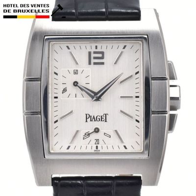 une montre en argent avec un cadran blanc et un bracelet en cuir noir