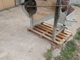 une machine posée sur une palette à l'extérieur