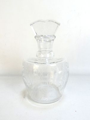 une bouteille en verre transparent avec un bouchon transparent