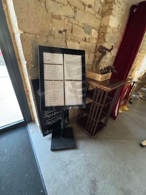 un panneau posé au sol devant une fenêtre