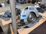 une scie circulaire posée sur une table dans un atelier