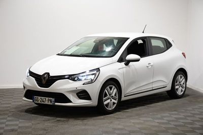 la voiture blanche est garée dans une pièce au sol en damier