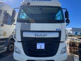 un camion blanc garé dans un parking