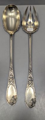 deux cuillères et une cuillère sur une table
