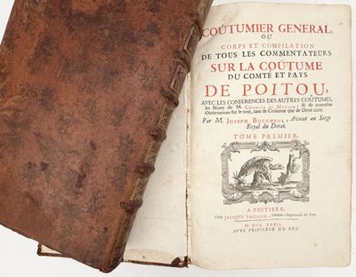 un vieux livre ouvert posé sur une table, à côté d'un autre livre