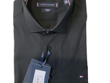 chemise noire avec une étiquette au niveau du col et une autre étiquette qui y est attachée