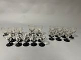 six verres à vin sont alignés sur une surface blanche