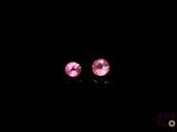 une paire de saphirs roses sur fond noir
