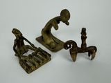 paire de figurines anciennes en laiton représentant une femme et un chien