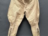 un gros plan sur un pantalon suspendu à une corde à linge