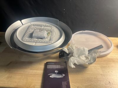 une assiette et un bol posés sur une table en bois