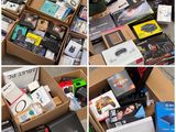 plusieurs photos d'une boîte remplie de divers appareils électroniques