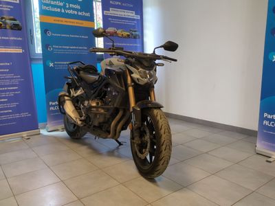 une moto garée dans un showroom