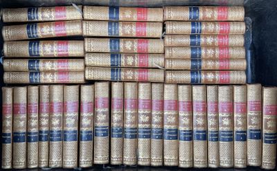 une image représentant une caisse remplie de vieux livres empilés les uns sur les autres