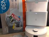 une boîte de produits d'entretien posée sur une table à côté d'une autre boîte de produits d'entretien