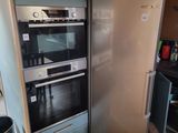 une photo d'une cuisine avec un réfrigérateur et une cuisinière