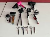 un grand nombre d'outils posés sur une table