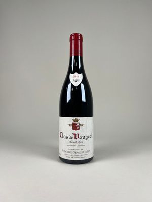 la bouteille de vin rouge est posée sur la table