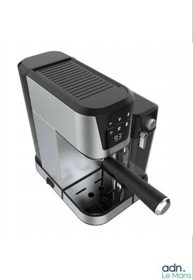 une image représentant une machine à café noire et argentée sur fond blanc