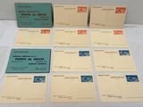 Plusieurs types de cartes postales sont disposés sur une table