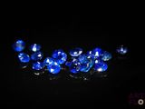 un bouquet de saphirs bleus sur un fond noir