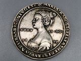 gros plan d'une pièce de monnaie sur laquelle figure un visage de femme