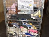 un chariot rempli de chaussures qui se trouvent dans une pièce