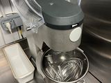 un mixeur posé sur le plan de travail de la cuisine
