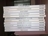 plusieurs livres empilés sur une étagère