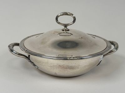 une cocotte ancienne en métal argenté, avec un couvercle et des poignées
