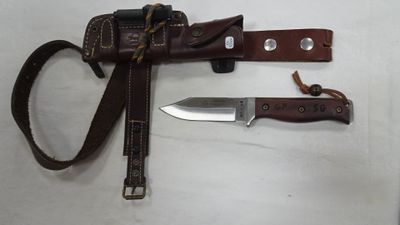 un couteau posé à côté d'un étui en cuir
